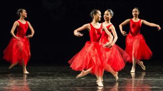 Sejumlah penari Balet tampil dalam ajang Bandung International Dance Competition (BIDC) di Teater Tertutup Dago Tea House, Bandung, Jawa Barat, Sabtu (22/9). ANTARA FOTO/M Agung Rajasa