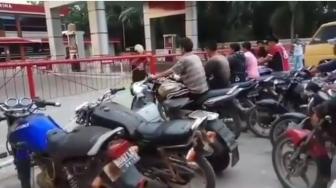 Kocak Abis, Antrean Motor di SPBU Berujung Balapan