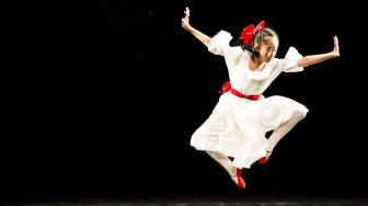 Penari Balet tampil dalam ajang Bandung International Dance Competition (BIDC) di Teater Tertutup Dago Tea House, Bandung, Jawa Barat, Sabtu (22/9). ANTARA FOTO/M Agung Rajasa