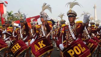 Sejumlah peserta marching band mengikuti Parade Momo di kawasan Monas, Jakarta, Minggu (23/9). [Suara.com/Muhaimin A Untung]