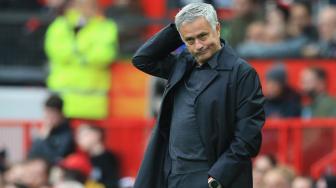 Manajer Manchester United Jose Mourinho memberi isyarat selama pertandingan Manchester United melawan Wolverhampton Wanderers di Old Trafford di Manchester, Inggris, Sabtu (22/9). [AFP/Lindsey PARNABY]