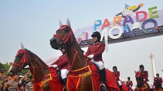 Polisi berkuda mengikuti Parade Momo di kawasan Monas, Jakarta, Minggu (23/9). [Suara.com/Muhaimin A Untung]