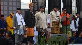 Capres-Cawapres nomor urut 01 Joko Widodo - Ma'ruf Amin dan Capres-Cawapres nomor urut 02 Prabowo Subianto - Sandiaga saat Mendeklarasikan Kampanye Damai dan Berintegritas di kawasan Monas, Jakarta, Minggu (23/9). [Suara.com/Muhaimin A Untung]