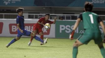 Pesepakbola Indonesia U-19 Syahrian Abimanyu (kanan) berebut bola dengan pesepakbola Thailand Nakin Wisetchat U-19 (kiri) pada laga PSSI Anniversary U-19 Tournament 2018 di Stadion Pakansari, Bogor, Jawa Barat, Minggu (23/9). ANTARA FOTO/Yulius Satria Wijaya/a