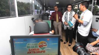 Wakil Ketua KPK, Basaria Panjaitan (tengah) bersama dengan Alexander Marwata (kiri) meninjau bagian dalam bus "Jelajah Negeri Bangun Antikorupsi" di gedung KPK, Jakarta, Senin (24/9). [ANTARA FOTO/Reno Esnir]