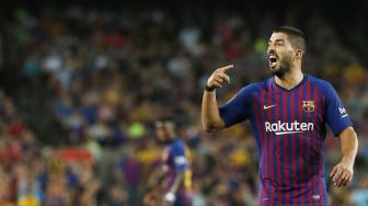 Luis Suarez protes kepada hakim garis selama pertandingan Barcelona melawan Girona di stadion Camp Nou, Barcelona, Spanyol, Minggu (23/9). [AFP/ Pau Barrena] 