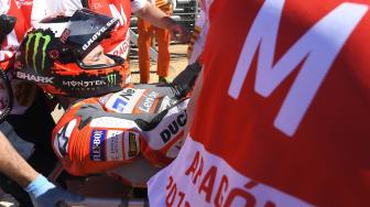 Pembalap Ducati  Jorge Lorenzo terjatuh saat balapan MotoGP Aragon di sirkuit Motorland Aragon, Spanyol, Minggu (23/9). [AFP/JOSE JORDAN]
