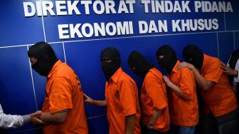 Lima orang tersangka dan barang bukti dihadirkan saat rilis kasus kejahatan di kantor Bareskrim Polri, Jakarta, Senin (24/9). [ANTARA FOTO/Sigid Kurniawan]
