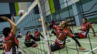 Atlet bola voli duduk putri Asian Para Games Indonesia berlatih di Gelora Bung Karno Arena, Jakarta, Senin (24/9). [ANTARA FOTO/Galih Pradipta]