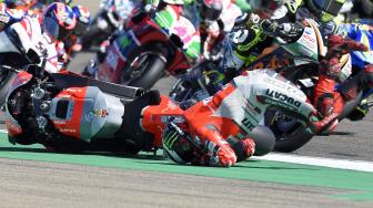 Pembalap Ducati  Jorge Lorenzo terjatuh saat balapan MotoGP Aragon di sirkuit Motorland Aragon, Spanyol, Minggu (23/9). [AFP/JOSE JORDAN]
