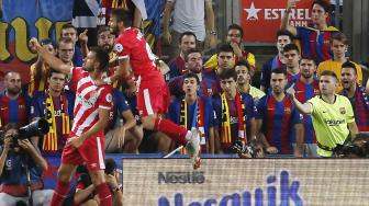 Pemain depan Girona, Cristhian Stuani merayakan gol saat Girona melawan Barcelona di stadion Camp Nou, Barcelona, Minggu (23/9). [AFP/ Pau Barrena]