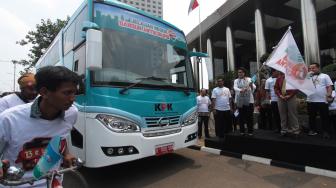 Wakil Ketua Komisi Pemberantasan Korupsi (KPK) Basaria Panjaitan (ketiga kanan) secara simbolis melepas keberangkatan bus "Jelajah Negeri Bangun Antikorupsi" di gedung KPK, Jakarta, Senin (24/9).[ANTARA FOTO/Reno Esnir]