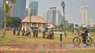 Patung tujuh Presiden RI serta ibu negara Hasri Ainun Habibie terpasang di kawasan Hutan Kota Kompleks Gelora Bung Karno (GBK), Jakarta, Selasa (25/9). [Suara.com/Muhaimin A Untung]
