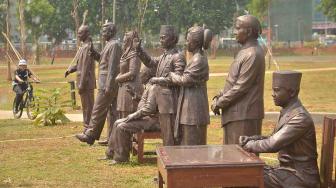 Patung tujuh Presiden RI serta ibu negara Hasri Ainun Habibie terpasang di kawasan Hutan Kota Kompleks Gelora Bung Karno (GBK), Jakarta, Selasa (25/9). [Suara.com/Muhaimin A Untung]
