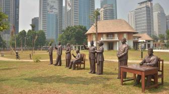 Patung tujuh Presiden RI serta ibu negara Hasri Ainun Habibie terpasang di kawasan Hutan Kota Kompleks Gelora Bung Karno (GBK), Jakarta, Selasa (25/9). [Suara.com/Muhaimin A Untung]
