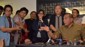 Ketua Umum Persatuan Sepakbola Seluruh Indonesia (PSSI) Edy Rahmayadi bersama jajarannya berbicara saat konferensi pers tentang insiden meninggalnya pendukung Persija di Hotel Borobudur, Jakarta, Selasa (25/9). [Suara.com/Muhaimin A Untung] 