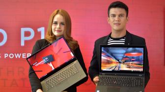 Model menunjukkan produk terbaru Lenovo saat  launching New ThinkPad P1 di Aston Martin, Jakarta, Rabu (26/9). [Suara.com/Muhaimin A Untung]