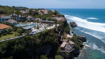 Menikmati Panorama Alam Uluwatu di Atas Tebing Ulu Cliffhouse