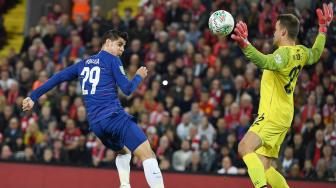 Alvaro Morata berusaha mencetak gol melewati kiper Liverpool Simon Mignolet saat pertandingan sepak bola putaran ketiga Piala Liga Inggris antara Liverpool melawan Chelsea di Stadion Anfield, Liverpool, Inggris, Rabu (26/9). [AFP/Paul ELLIS] 