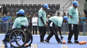 Presiden Joko Widodo didampingi Menteri Pemuda dan Olahraga Imam Nahrawi meninjau pelatnas 'lawn bowl' Asian Para Games di Kompleks Gelora Bung Karno, Jakarta, Kamis (27/9). [ANTARA FOTO/Puspa Perwitasari]