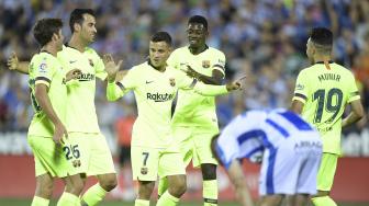 Philippe Coutinho  merayakan golnya dengan rekan setimnya usai mencetak gol pembuka saat Barcelona menghadapi Leganes di Estadio Municipal de Butarque, Spanyol, Rabu (26/9). [OSCAR DEL POZO] 