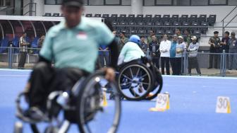 Presiden Joko Widodo didampingi Menteri Pemuda dan Olahraga Imam Nahrawi meninjau pelatnas 'lawn bowl' Asian Para Games di Kompleks Gelora Bung Karno, Jakarta, Kamis (27/9). [ANTARA FOTO/Puspa Perwitasari]