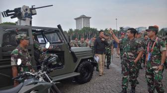 Panglima TNI Marsekal Hadi Tjahjanto meninjau pameran Alat Utama Sistem Persenjataan (Alutista) di Monumen Nasional, Jakarta, Kamis (27/9).  [Suara.com/Muhaimin A Untung]