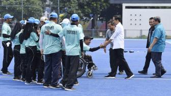 Presiden Joko Widodo didampingi Menteri Pemuda dan Olahraga Imam Nahrawi dan CdM Asian Paragames 2018 Arminsyah menyapa atlet pelatnas 'lawn bowl' Asian Para Games di Kompleks Gelora Bung Karno, Jakarta, Kamis (27/9). [ANTARA FOTO/Puspa Perwitasari]