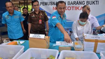 Kepala BNN Komjen Pol Heru Winarko menunjukan barang bukti narkotika saat pemusnahan barang bukti narkotika ke-11 di Kantor BNN, Cawang, Jakarta (27/9). [Suara.com/Muhaimin A Untung] 