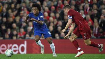 Gelandang Liverpool James Milner mengejar gelandang Chelsea Willian dalam pertandingan sepak bola putaran ketiga Piala Liga Inggris antara Liverpool melawan Chelsea di Stadion Anfield, Liverpool, Inggris, Rabu (26/9). [AFP/Paul ELLIS] 