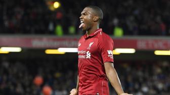 Striker Inggris Liverpool, Daniel Sturridge, merayakan gol pembuka untuk Liverpool saat pertandingan putaran ketiga Piala Liga Inggris antara Liverpool melawan Chelsea di Stadion Anfield, Liverpool,Inggris, Rabu (26/9). [AFP/Paul ELLIS] 