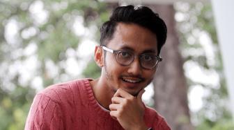 Penyanyi asal Malaysia Sufian Suhaimi saat berkunjung ke kantor redaksi Suara.com guna mempromosikan single terbarunya yang berjudul "Di Matamu",  Jakarta, Kamis (27/9). [Suara.com/Oke Dwi Atmaja]