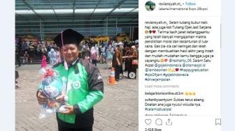 Bikin Haru, Ini Kisah Driver Ojol Sukses Jadi Sarjana