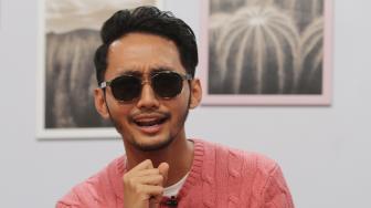 Penyanyi asal Malaysia Sufian Suhaimi saat berkunjung ke kantor redaksi Suara.com guna mempromosikan single terbarunya yang berjudul "Di Matamu",  Jakarta, Kamis (27/9). [Suara.com/Oke Dwi Atmaja]