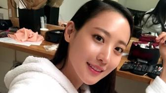 Ingin Punya Kulit Glowing seperti Claudia Kim, Lakukan 5 Tips Ini