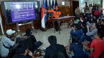 Kepala Pusat Data Informasi dan Humas BNPB Sutopo Purwo Nugroho memberikan keterangan saat menggelar press conference terkait gempa dan tsunami wilayah Kota Palu dan Donggala, Sulawesi Tengah, di Kantor BNPB, Jakarta, Sabtu (29/9). [Suara.com/Muhaimin A Untung] 