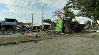 Suasana setelah gempa bumi dan tsunami menghantam Palu, Sulawesi Tengah, Sabtu (29/9).  [AFP/OLA GONDRONK]