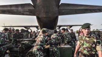 Prajurit TNI memasukan logistik kedalam pesawat untuk tugas misi kemanusian gempa Palu, Sulawesi Tengah di Base Ops Pangkalan Udara Militer Halim Perdana Kusuma, Jakarta, Sabtu (29/9). ANTARA FOTO/Muhammad Adimaja