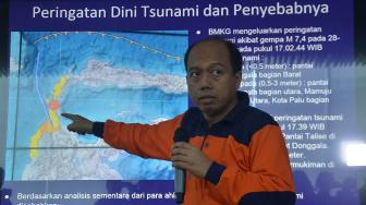 Kepala Pusat Data Informasi dan Humas BNPB Sutopo Purwo Nugroho memberikan keterangan saat menggelar press conference terkait gempa dan tsunami wilayah Kota Palu dan Donggala, Sulawesi Tengah, di Kantor BNPB, Jakarta, Sabtu (29/9). [Suara.com/Muhaimin A Untung] 