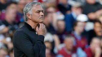 Ekspresi Pelatih Manchester United Jose Mourinho saat Manchester United dikalahkan West Ham United, di London Stadium, London, Inggris, Sabtu (29/9).  [AFP/Ian KINGTON]
