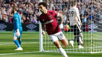 Pemain tengah West Ham United, Felipe Anderson, merayakan gol pembuka saat pertandingan sepak bola Liga Inggris antara West Ham United melawan Manchester United di London Stadium,London, Inggris, Sabtu (29/9).  [AFP/Ian KINGTON]