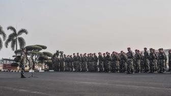 Panglima TNI Marsekal TNI Hadi Tjahjanto (kiri) melepas pasukan misi kemanusian gempa Palu, Sulawesi Tengah di Base Ops Pangkalan Udara Militer Halim Perdana Kusuma, Jakarta, Sabtu (29/9). ANTARA FOTO/Muhammad Adimaja