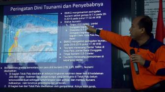 Kepala Pusat Data Informasi dan Humas BNPB Sutopo Purwo Nugroho memberikan keterangan saat menggelar press conference terkait gempa dan tsunami wilayah Kota Palu dan Donggala, Sulawesi Tengah, di Kantor BNPB, Jakarta, Sabtu (29/9). [Suara.com/Muhaimin A Untung] 