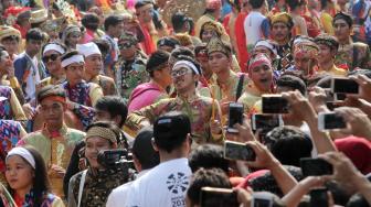 Suasana pawai obor Asian Para Games 2018 ketika melintas di kawasan Jalan Medan Merdeka Selatan, Jakarta, Minggu (30/9). [Suara.com/Oke Dwi Atmaja]