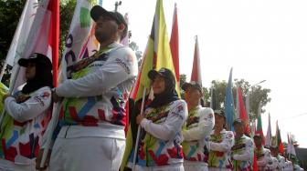 Suasana pawai obor Asian Para Games 2018 ketika melintas di kawasan Jalan Medan Merdeka Selatan, Jakarta, Minggu (30/9). [Suara.com/Oke Dwi Atmaja]