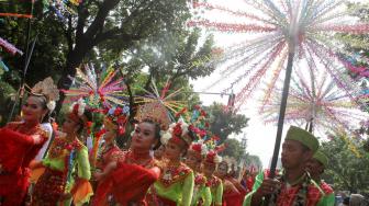 Suasana pawai obor Asian Para Games 2018 ketika melintas di kawasan Jalan Medan Merdeka Selatan, Jakarta, Minggu (30/9). [Suara.com/Oke Dwi Atmaja]