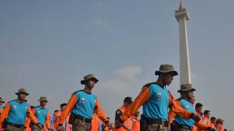 Satgas Peduli Bencana berbaris dan bersiap untuk dikirim ke Palu, Sulawesi Tengah, di Kawasan Monas, Jakarta, Senin (1/10). [Suara.com/Muhaimin A Untung]