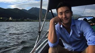 Mirip Warga Lokal, Ini Gaya Siwon Super Junior Liburan di Bali
