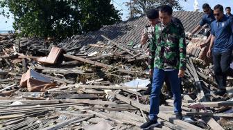 Berjaket Loreng, Jokowi Tinjau Lokasi Gempa dan Tsunami di Palu