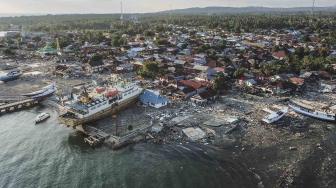 Kapal Sabuk Nusantara 39 yang terdampar ke daratan di desa Wani, Pantai Barat Donggala, Sulawesi Tengah, Senin (1/10). [ANTARA FOTO/Muhammad Adimaja]